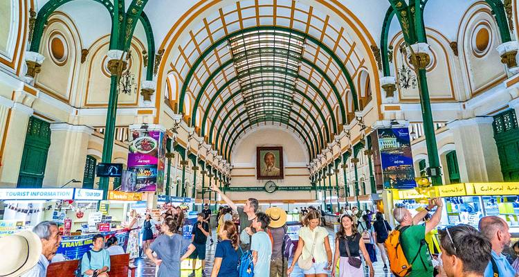 Im geschäftigen Zentralpostamt von Saigon mit gewölbten Decken.