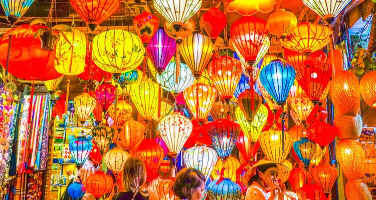 Eine lebendige Darstellung bunter Laternen auf einem Marktplatz.