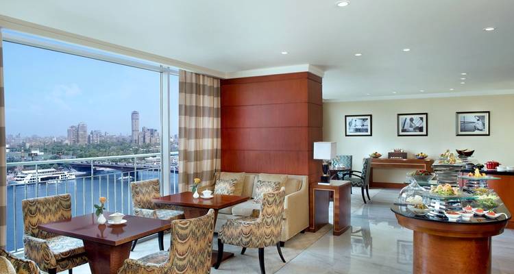 Hotelrestaurant mit Blick auf einen Fluss und die Stadt.