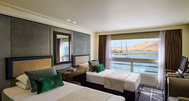 Hotelzimmer mit zwei Einzelbetten und Flussblick.