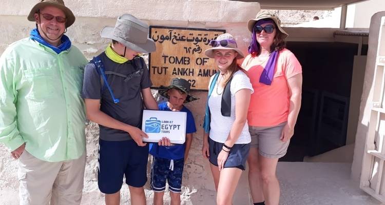 Familie am Eingang zu Tutanchamuns Grab.