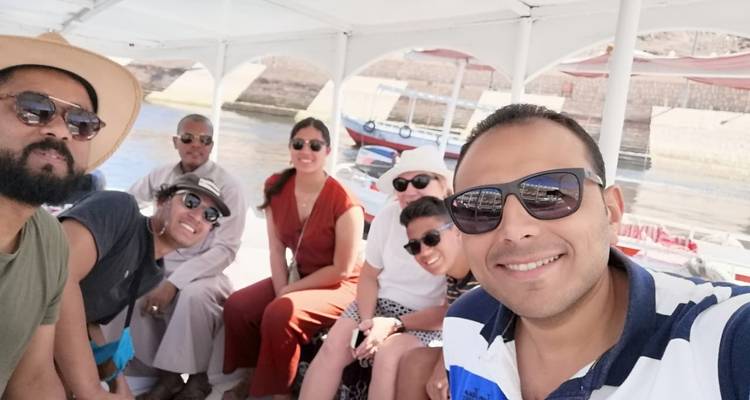 Gruppenselfie bei einer Bootsfahrt.