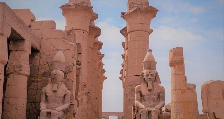 Statuen und Säulen eines antiken Tempels.