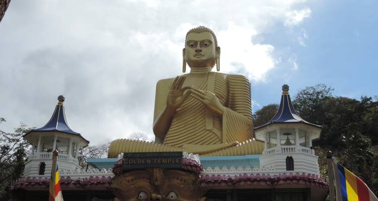 Estatua dorada de Buda en la entrada del Templo de las Cuevas de Dambulla.