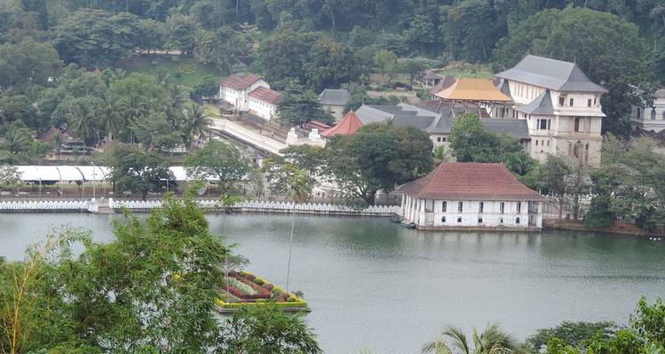 Vista del Templo del Diente y complejo real en Kandy.