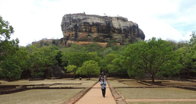 Personas caminando hacia la Fortaleza de la Roca de Sigiriya.