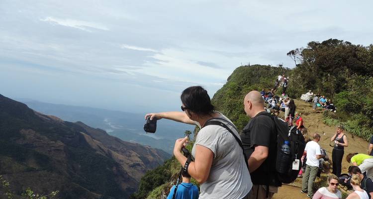Turistas disfrutando de un mirador con vista a un vasto paisaje.