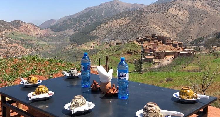 Asientos al aire libre con vista panorámica a la montaña.