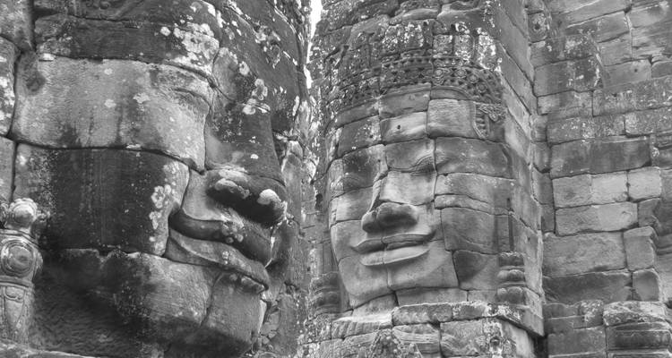 Rostros de piedra del templo de Bayon, mostrando tallas intrincadas.