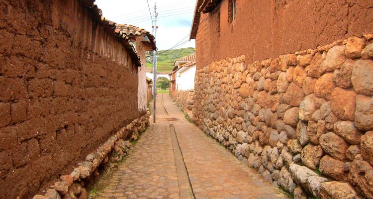 Schmale Kopfsteinpflasterstraße zwischen traditionellen Gebäuden.