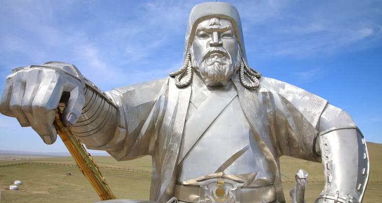 Close-up van het imposante zilveren gezicht en torso van het Genghis Khan standbeeld tegen een heldere blauwe lucht.