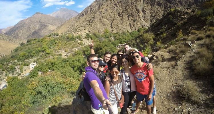 Foto grupal de viajeros en una zona montañosa.