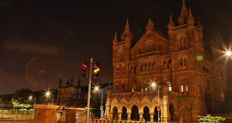 Chhatrapati Shivaji Terminus nachts beleuchtet.