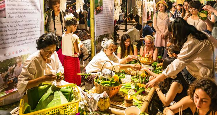Groupe de personnes participant à une activité artisanale culturelle.