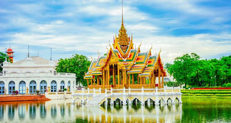 Magnifique pavillon sur un plan d'eau serein avec une végétation luxuriante.