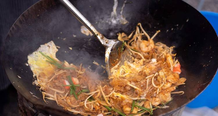 Gebratene Nudeln mit Garnelen und Gemüse im Wok.