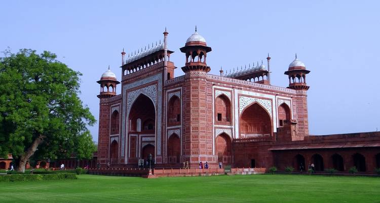 Torstruktur mit kunstvollem Design und Menschen drumherum.