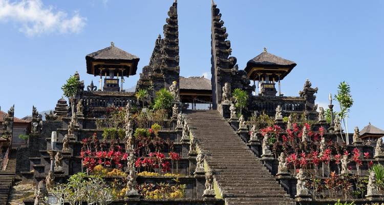 Sierlijke tempel met decoratieve bloemen op de trappen.