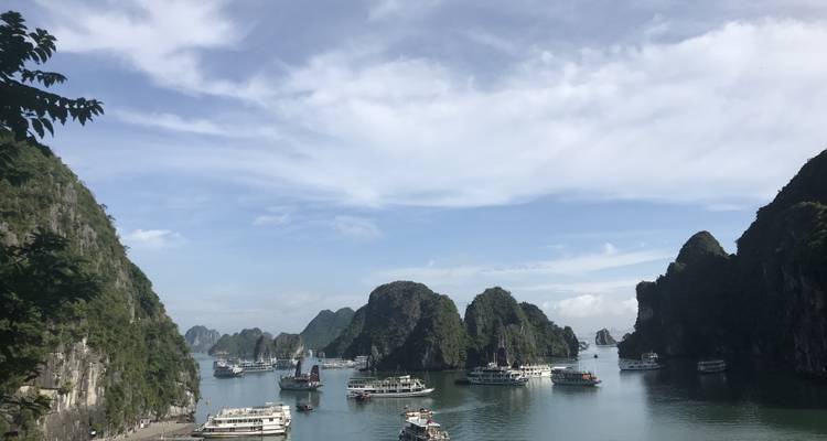 Vue de bateaux sur l'eau avec des îles rocheuses.