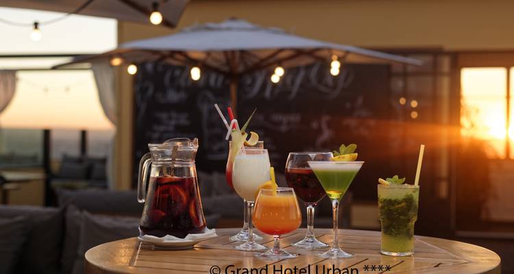 Selectie van cocktails op een rooftopbar.
