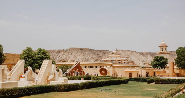 Auswahl historischer Stätten mit Befestigungsanlagen und Kuppeln.