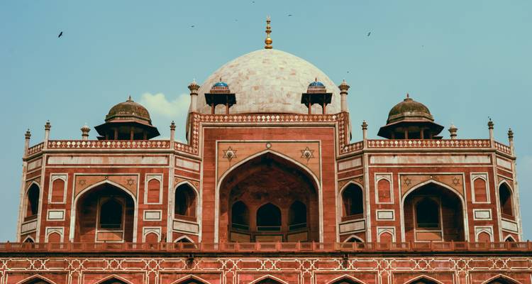 Humayuns Grab mit komplizierter roter Sandsteinarchitektur.
