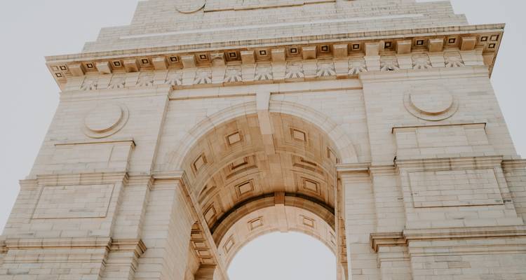 Boog van een grote monumentale poortstructuur.