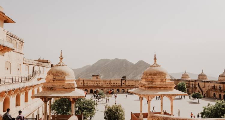 Zicht op een fortbinnenplaats met verre heuvels.