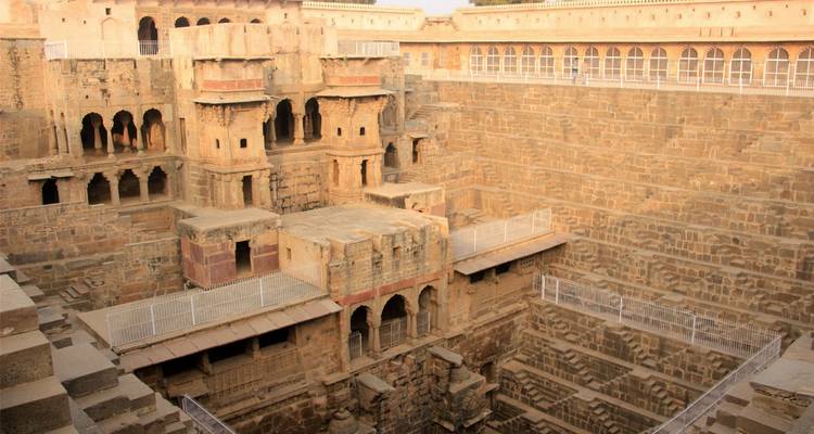 Arquitectura histórica de pozo escalonado con tallados intrincados.