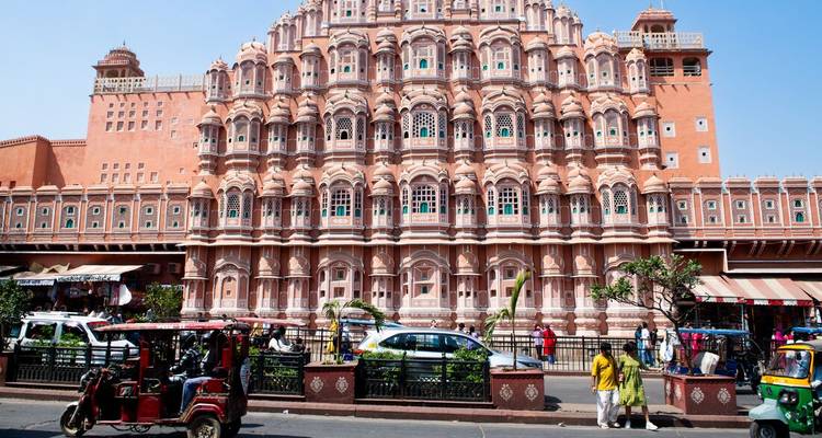 De Hawa Mahal in Jaipur met straatactiviteit eromheen.