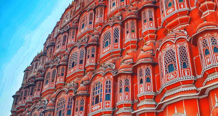 The German translation is:
**Hawa Mahals rotrosa Architektur.**
Note: "Hawa Mahal" (the Palace of Winds in Jaipur, India) is typically kept as a proper noun in German, while "red-rose" is translated as "rotrosa" - a compound adjective describing the pinkish-red color characteristic of this famous palace's sandstone architecture.