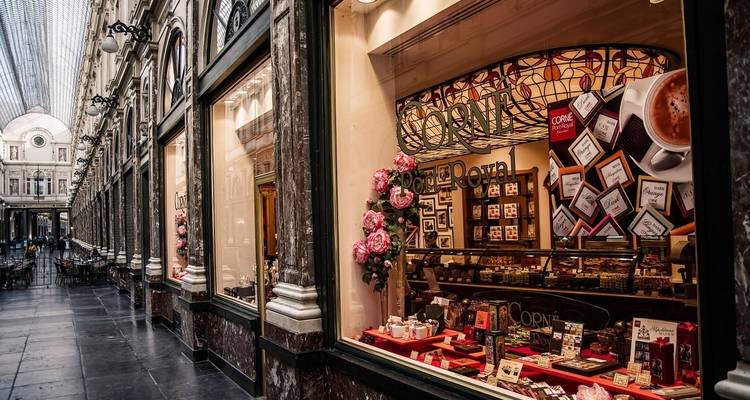 Una chocolatería gourmet en una elegante galería comercial cubierta.