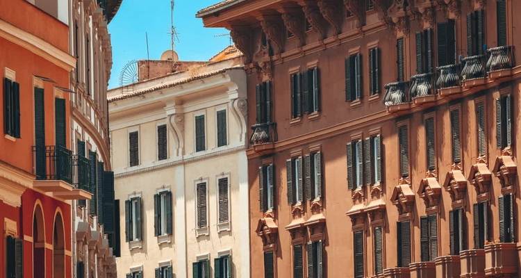 Edificios históricos coloridos con balcones en un día soleado.