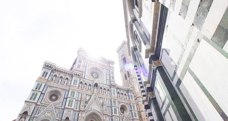 Luz solar brillante sobre la Catedral de Florencia.