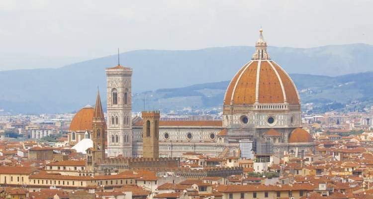 El Duomo de Florencia con una vista panorámica de la ciudad.