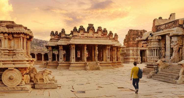 Voyageur explorant le magnifique complexe du char en pierre à l'heure dorée à Hampi