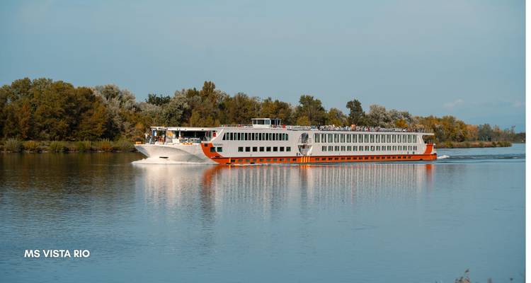 Un navire de croisière nommé MS Vista Rio sur la rivière.
