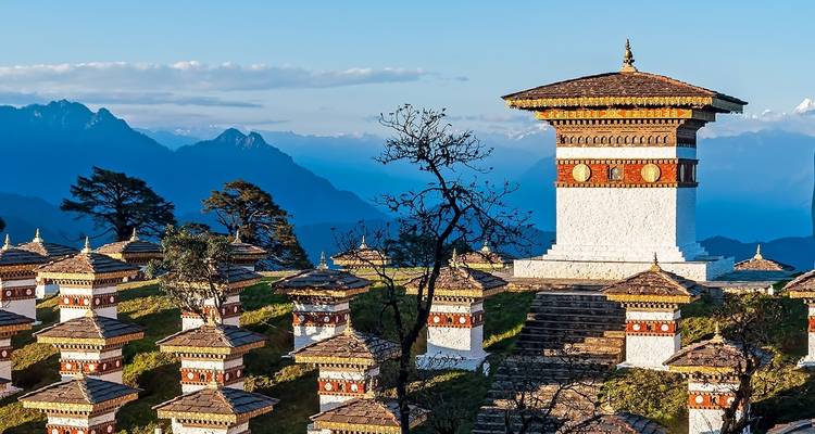 Dochu La mit mehreren Chortens und Bergblick im Hintergrund.