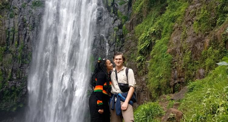 Paar posiert vor einem Wasserfall.