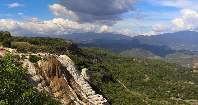 Les formations minérales blanches spectaculaires et les cascades de Hierve el Agua se dressent sur fond de montagnes majestueuses.