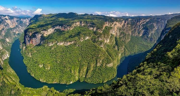 Vue aérienne panoramique du canyon sinueux du Sumidero avec la rivière émeraude sous les falaises imposantes.