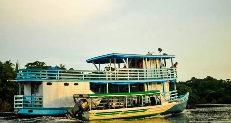 Bateau d'excursion naviguant sur une rivière.