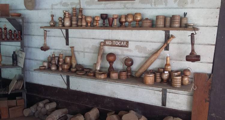 Exhibición de artículos de madera hechos a mano en estantes.