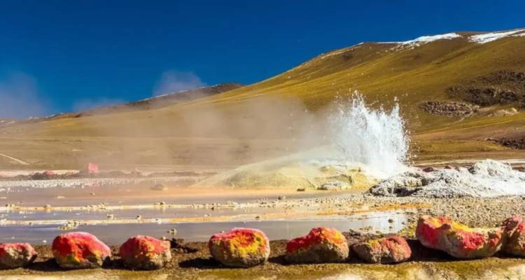 Una zona geotérmica vibrante con aguas termales y depósitos coloridos.