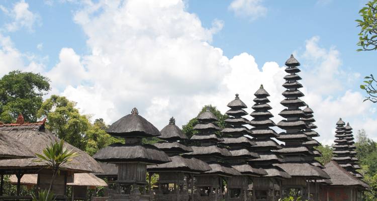 Templo tradicional de estilo pagoda con múltiples techos escalonados.