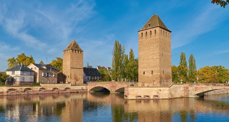 Rivière avec tours historiques et pont.