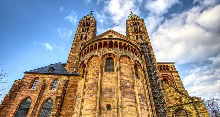 Translation from English to French:
"Gros plan d'une cathédrale de brique imposante."
