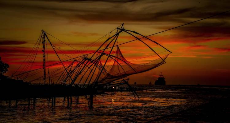 Chinese visnetten bij zonsondergang met levendige kleuren aan de hemel.