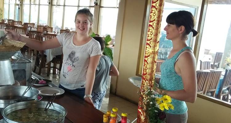 Menschen, die an einem Buffet Essen servieren.