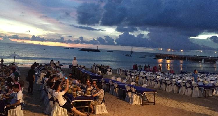 Strandabendessen-Aufbau bei Sonnenuntergang.